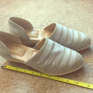 meToo grey shoes